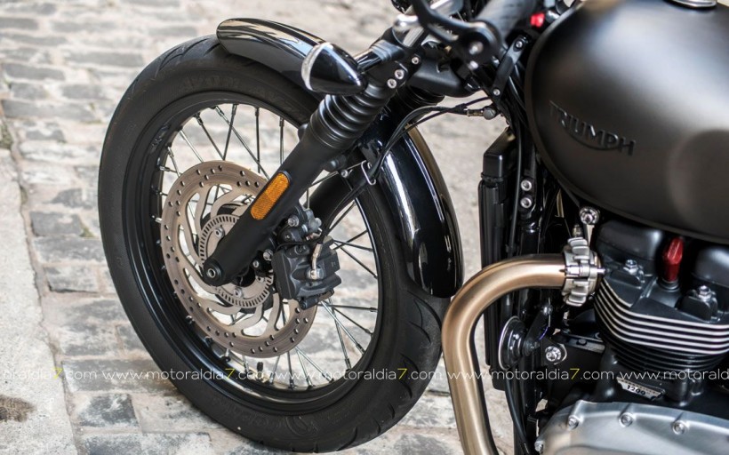 Bonneville Bobber, escandalosamente hermosa.