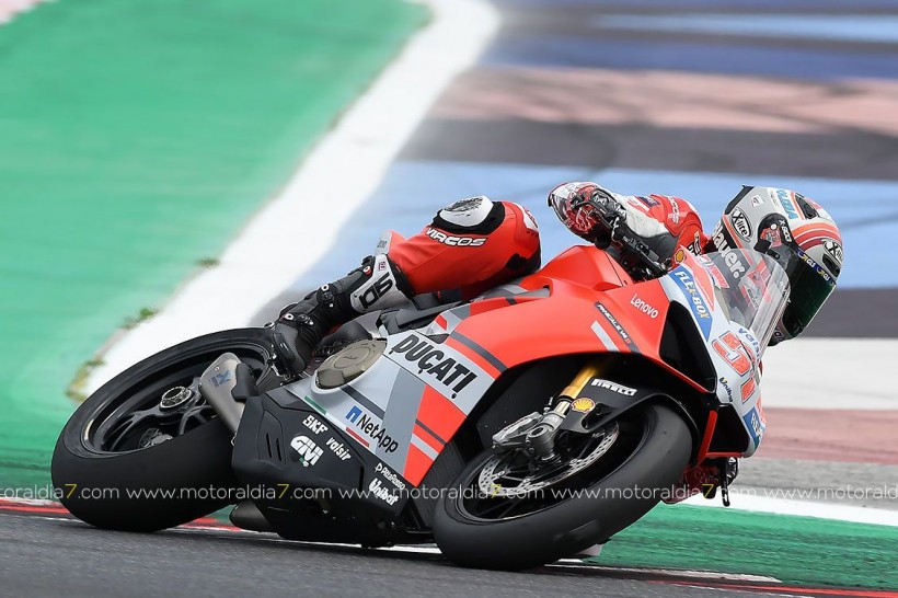 Los pilotos de Ducati emocionan el World Ducati Week 2018 con la 