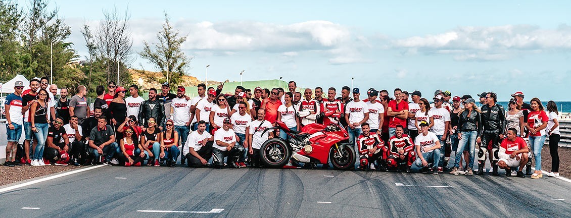 Más de 120 ducatistas crearon una marea roja en el Ducati Day