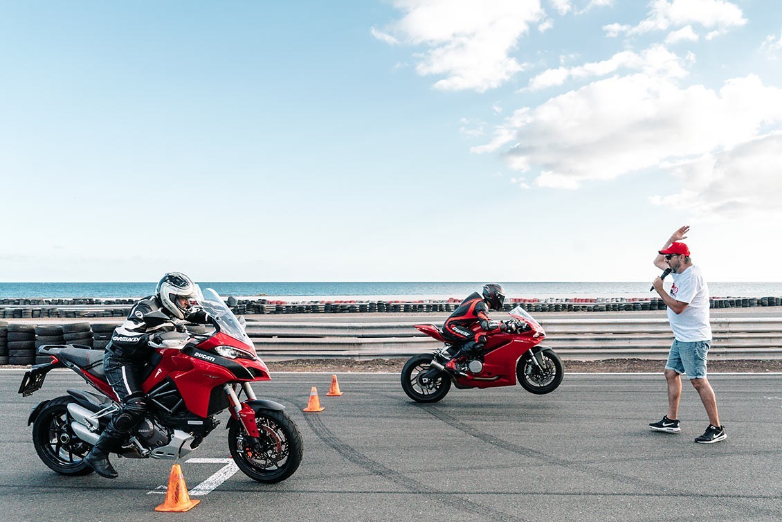 Más de 120 ducatistas crearon una marea roja en el Ducati Day