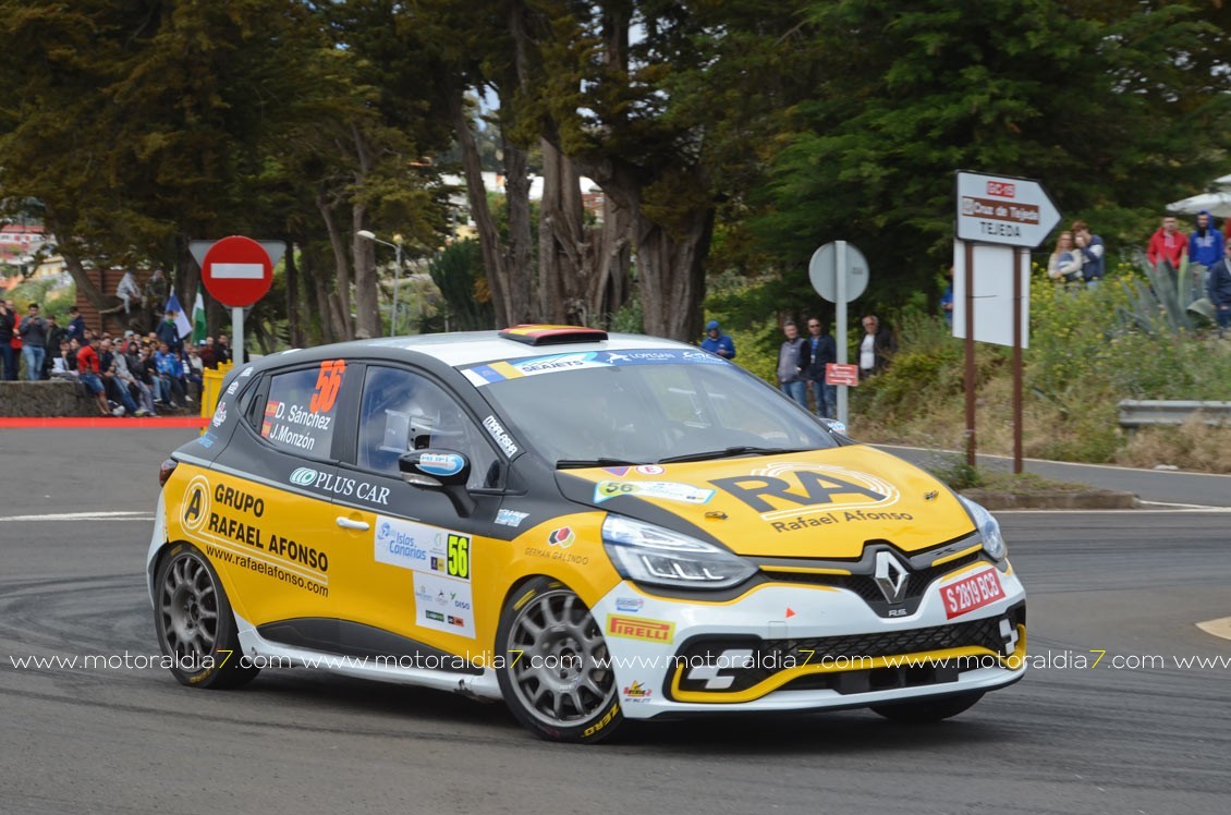 Noé Armas con un Clio R3T