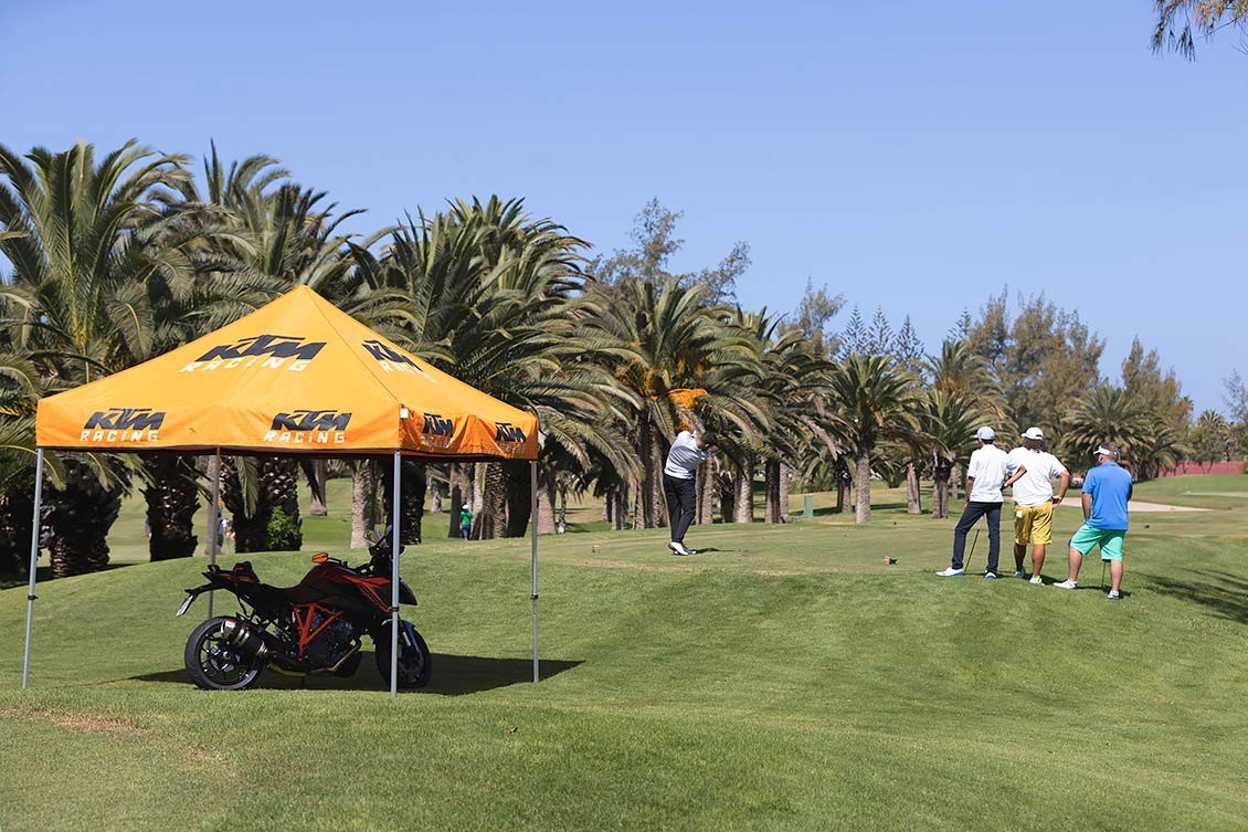 Valsebike tiñe de naranja el Green del Circuito Maspalomas Golf 2019