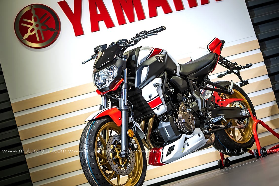 Yamaha MT07 versión Navidad