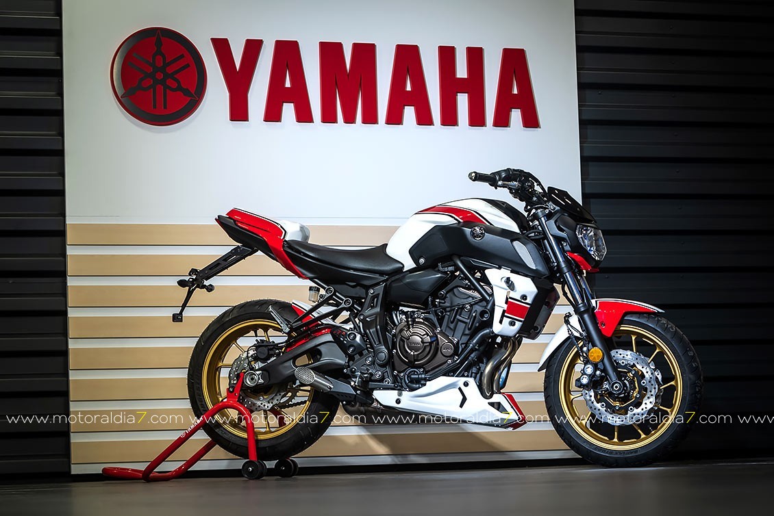 Yamaha MT07 versión Navidad