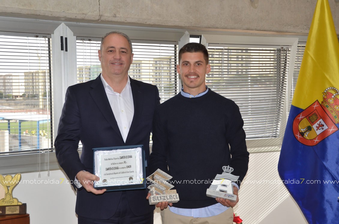 El Consejero de Deportes del Cabildo de Gran Canaria, Francisco Castellano, recibe al campeón de España de N3