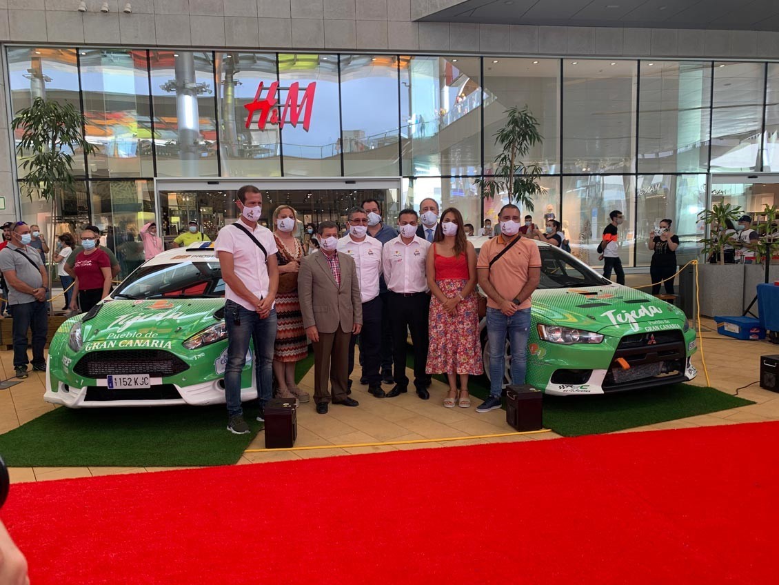 Quintana y Mujica con el Mitsubishi en Santa Brígida