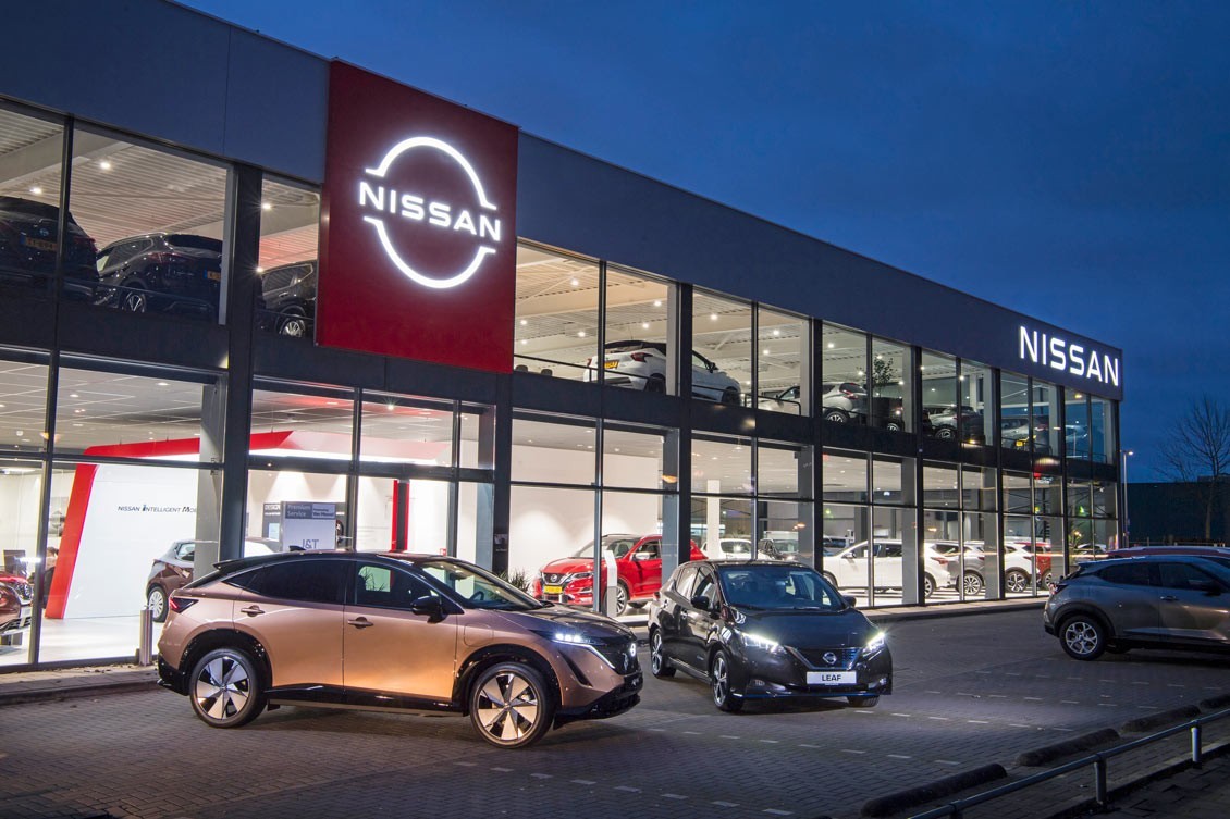 Nissan nuevo logotipo en toda su red europea