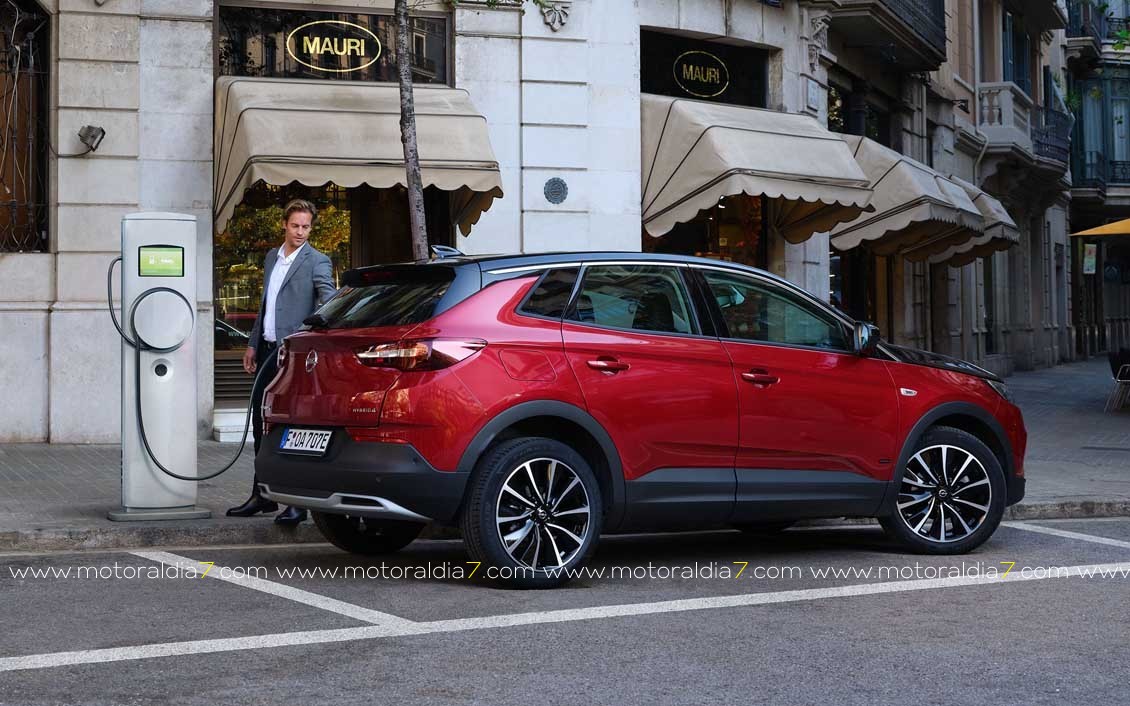 Opel te lleva sus vehículos electrificados a casa