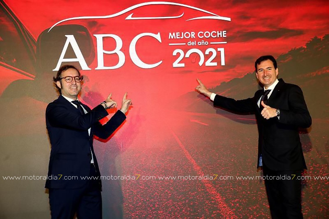 Pablo Cofan (Jefe de Prensa) y Carlos de Luis (Director de Comunicación) festejando la noticia.