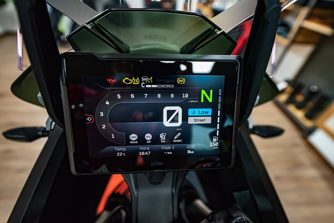 La instrumentación es ahora de mayor tamaño y ofrece unos sistemas de menú más rápidos y prácticos, así como unas atractivas infografías para representar claramente diferentes secciones de la moto