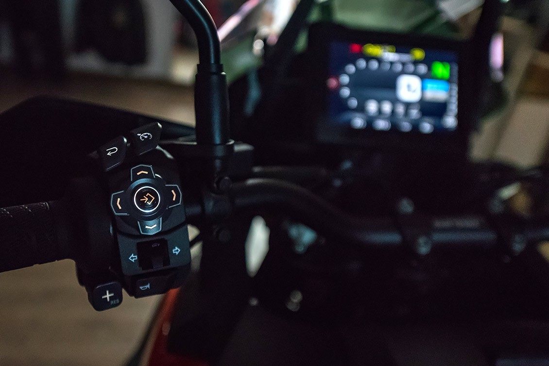 Para comunicarse con la nueva pantalla de instrumentación, la KTM 1290 SUPER ADVENTURE S equipa unos nuevos conmutadores a ambos lados del manillar, que ofrecen una nueva y más perfecta experiencia al usuario