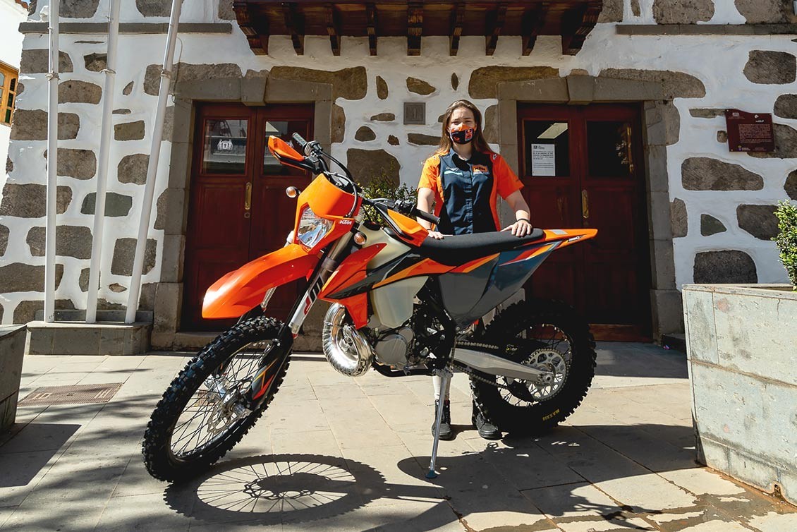 Xenia Melián hace historia en el motociclismo canario
