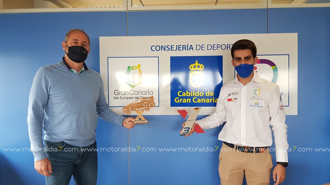 Francisco Castellano felicita a Pablo Suárez tras subir al podio en el  Mundial de Rallycross