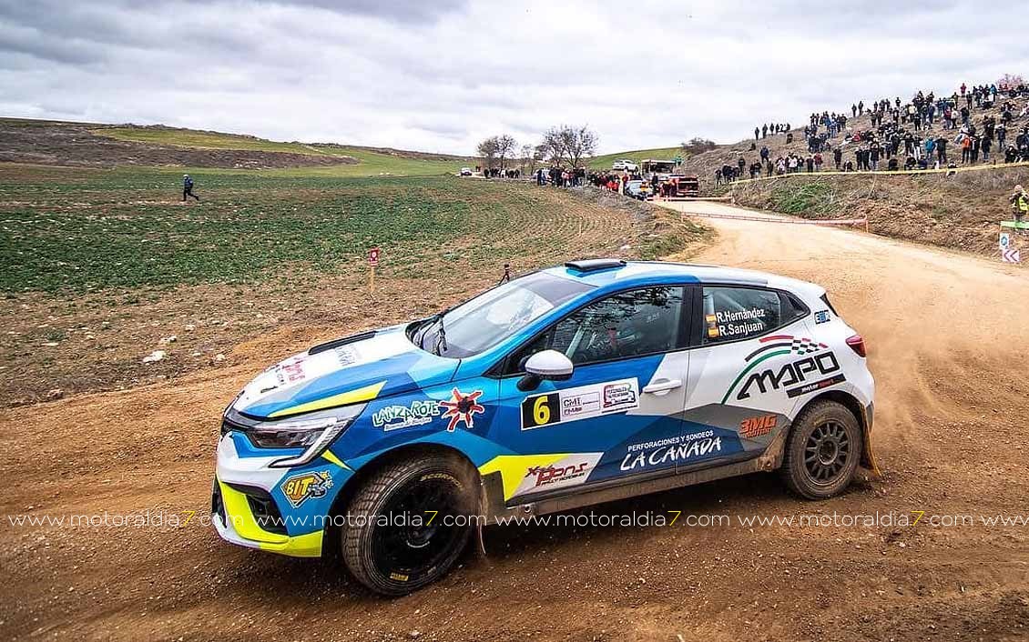 Raúl Hernández espectacular en el estreno de su Clio Rally4