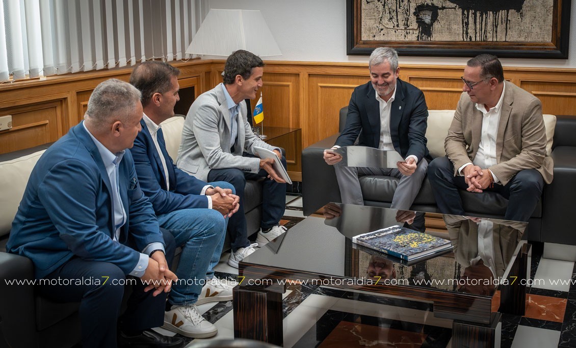 El presidente de Canarias, Fernando Clavijo, felicitó al copiloto grancanario Rogelio Peñate