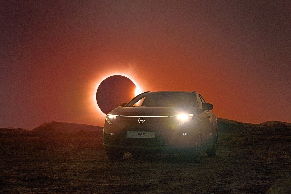 El Nissan LEAF se presenta bajo el eclipse