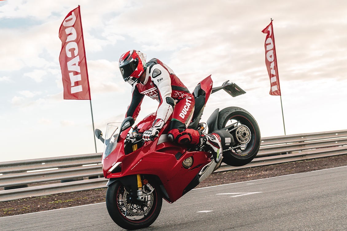 Más de 120 ducatistas crearon una marea roja en el Ducati Day