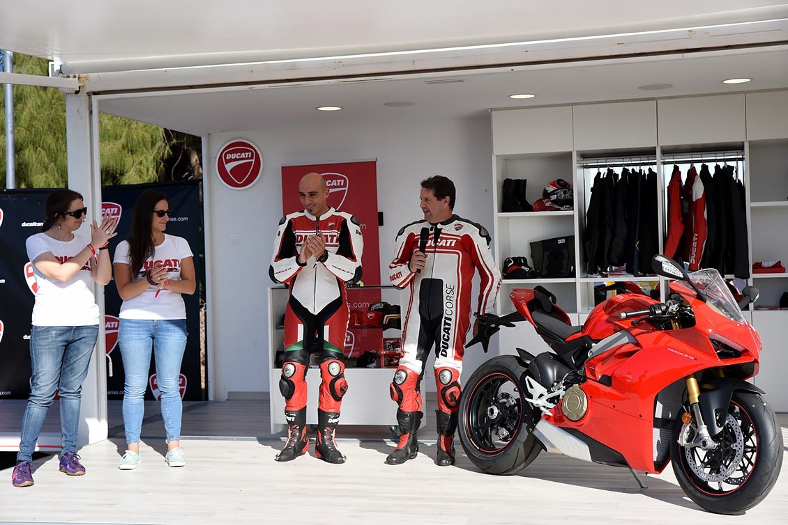 Más de 120 ducatistas crearon una marea roja en el Ducati Day