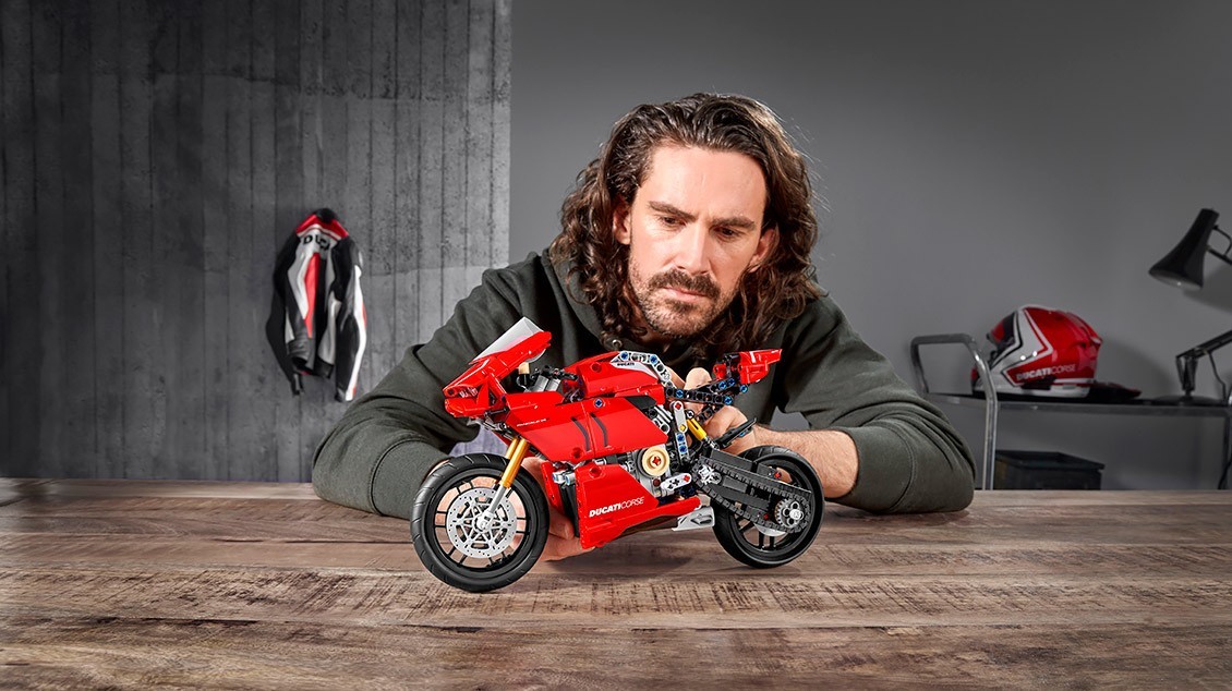 Emoción y diversión con la Ducati Panigale V4 R LEGO® Technic™