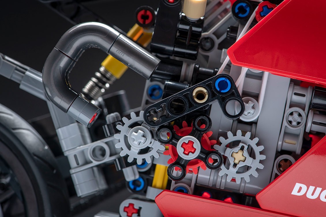 Emoción y diversión con la Ducati Panigale V4 R LEGO® Technic™