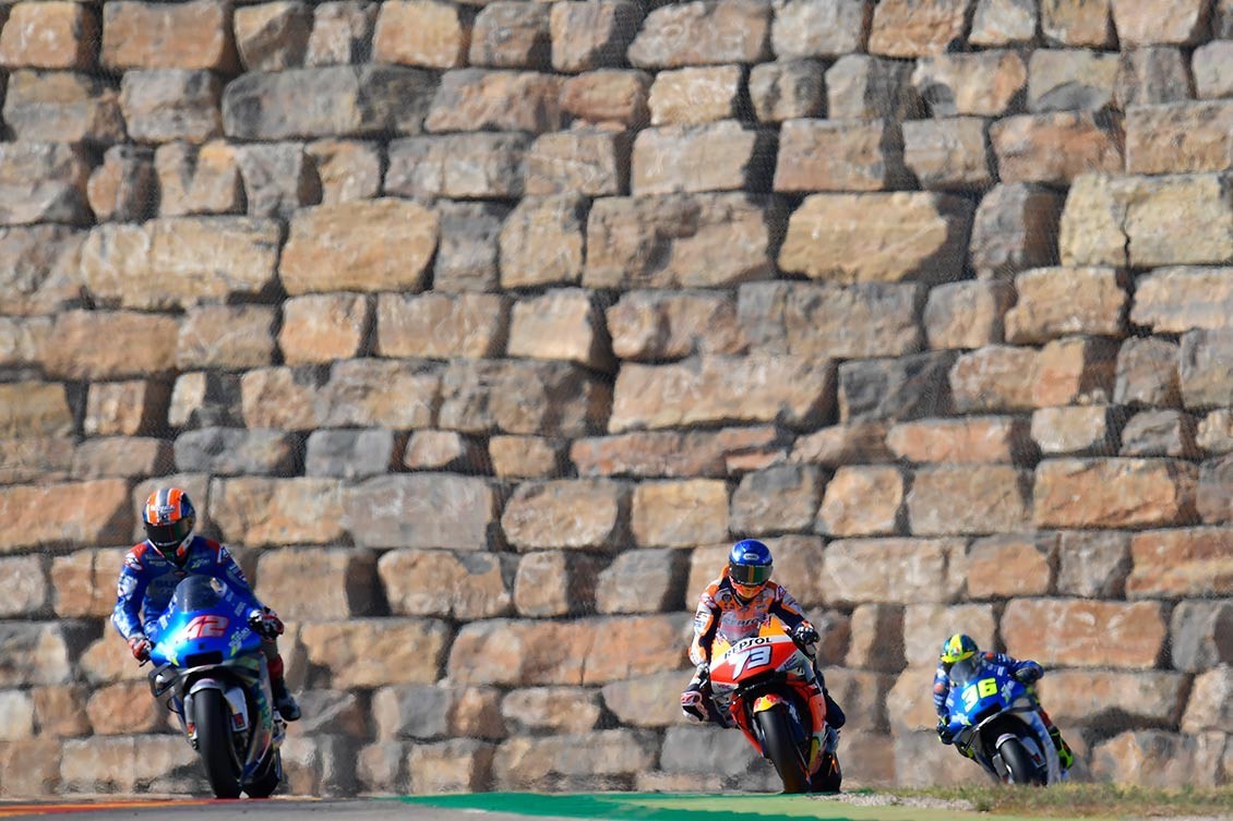 Rins reina en MotorLand, Mir toma el liderazgo del campeonato