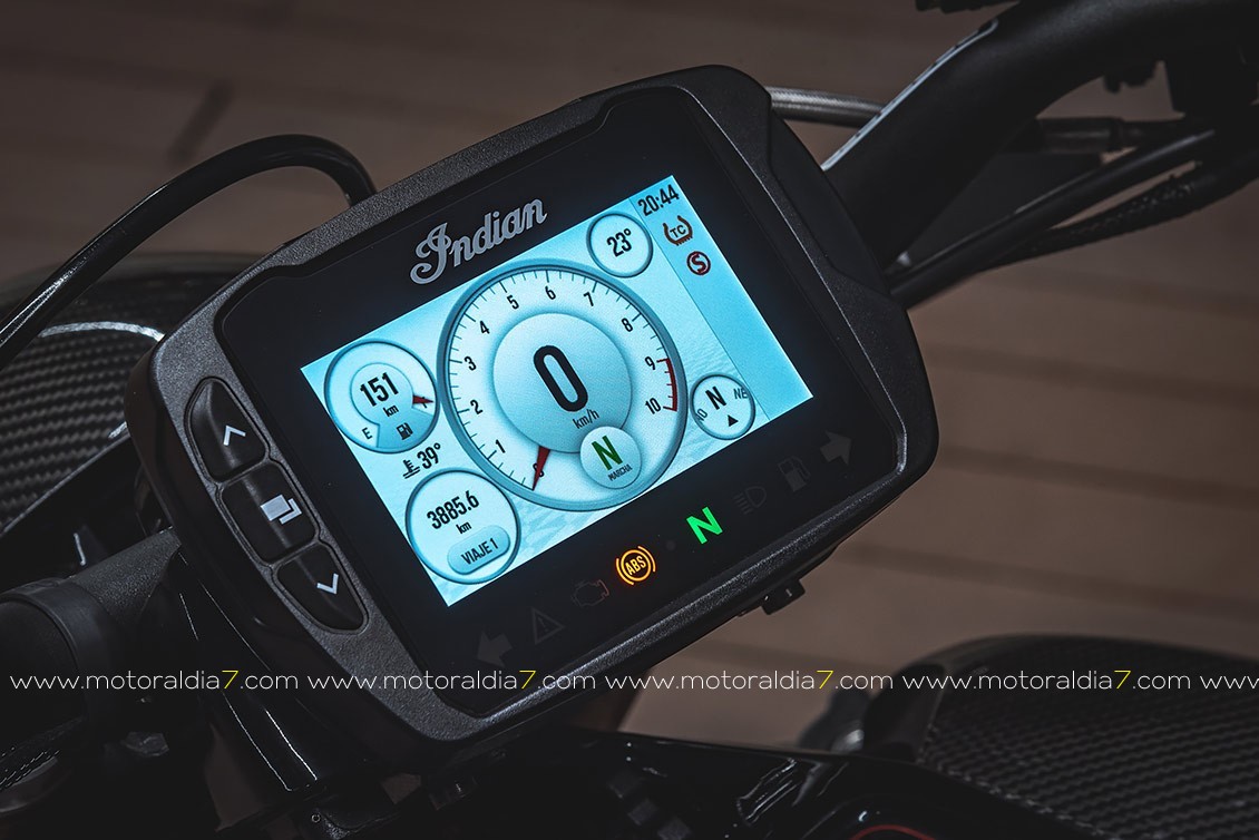 Conecta fácilmente tu dispositivo móvil a la pantalla LCD táctil de 4.3 pulgadas de alta visibilidad Ride Command® con Bluetooth®.