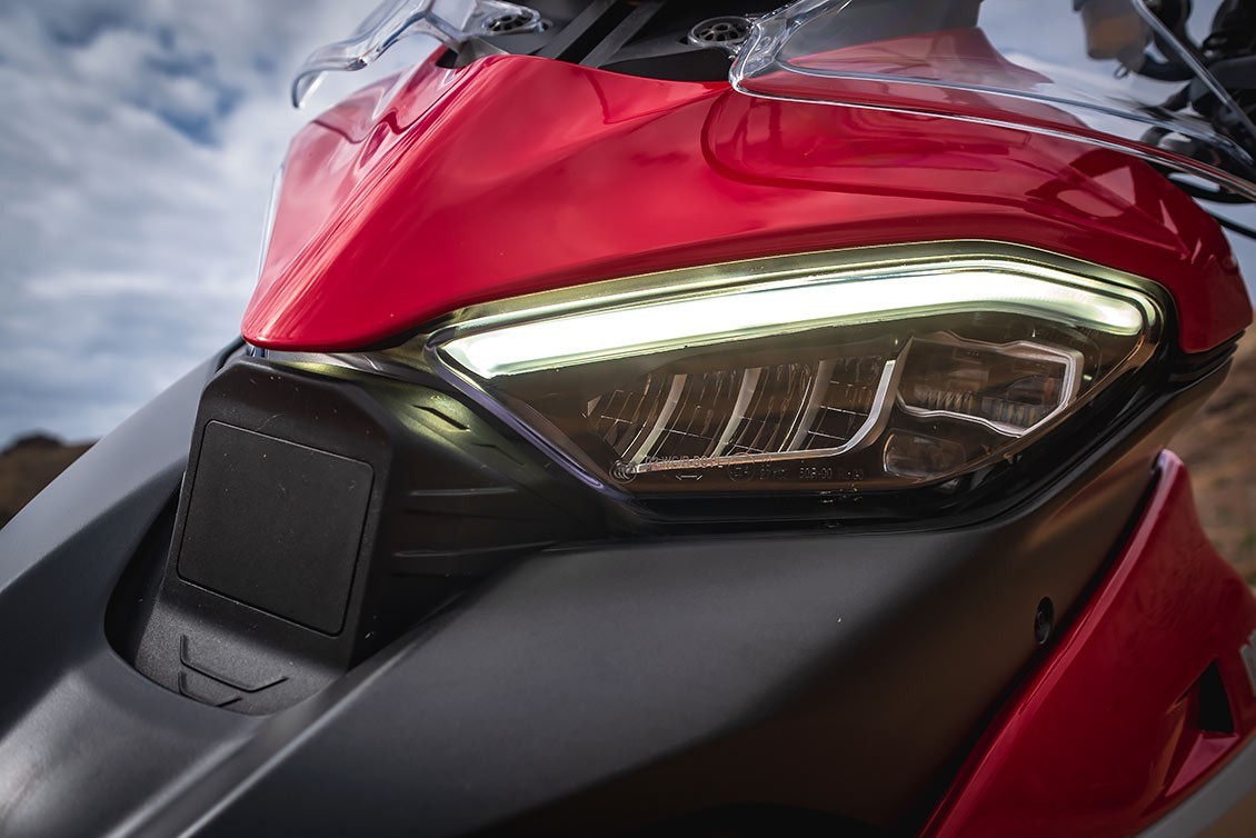 El sistema Radar, que permite el uso de Adaptive Cruise Control (ACC) y Blind Spot Detection (BSD). Los rádares son sistemas de ayuda avanzada que ha desarrollado Ducati en estrecha colaboración con Bosch