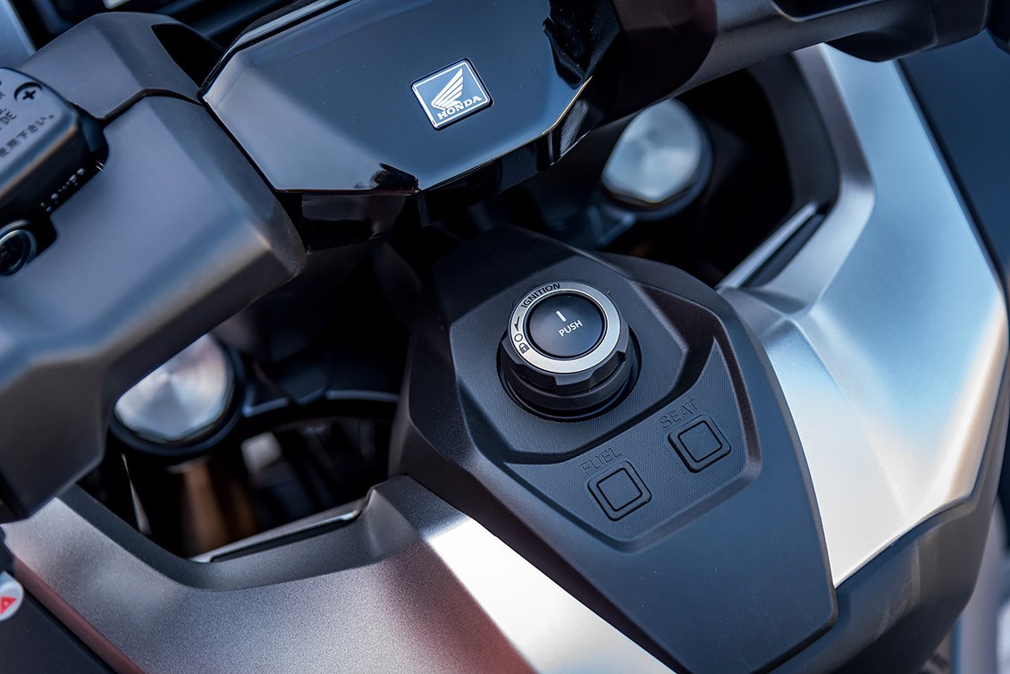 El Forza 750 usa una llave inteligente, que vive en el bolsillo del conductor y elimina la necesidad de usar una llave para el encendido, la tapa de combustible y el asiento