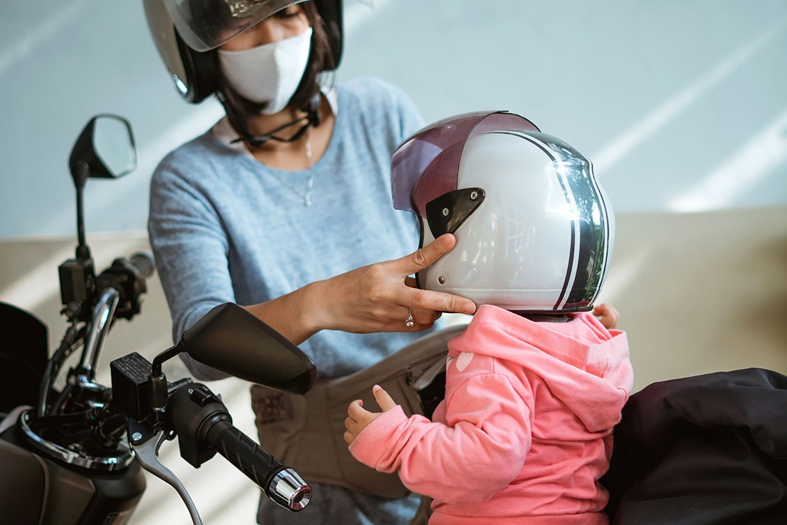 ¿Te pueden multar por llevar la cámara en el casco?