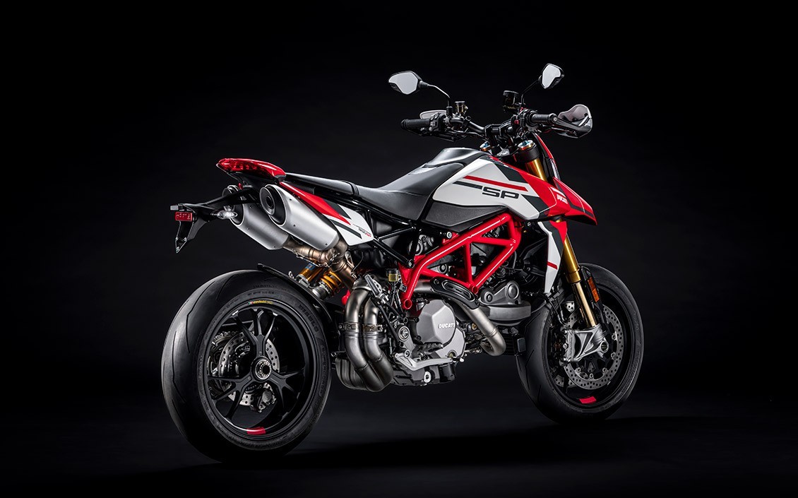 La nueva decoración de la Hypermotard 950 SP recuerda al mundo de la competición en sus colores y al de los deportes freestyle